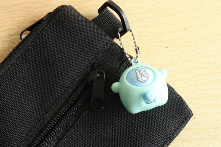 黒いポーチに水色のじゃんけんキーホルダーが付けられている