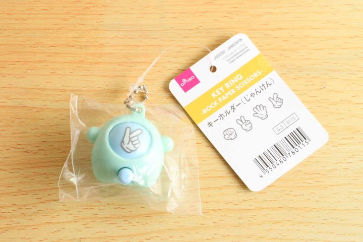 透明な袋に入った水色のじゃんけんキーホルダーと商品タグ