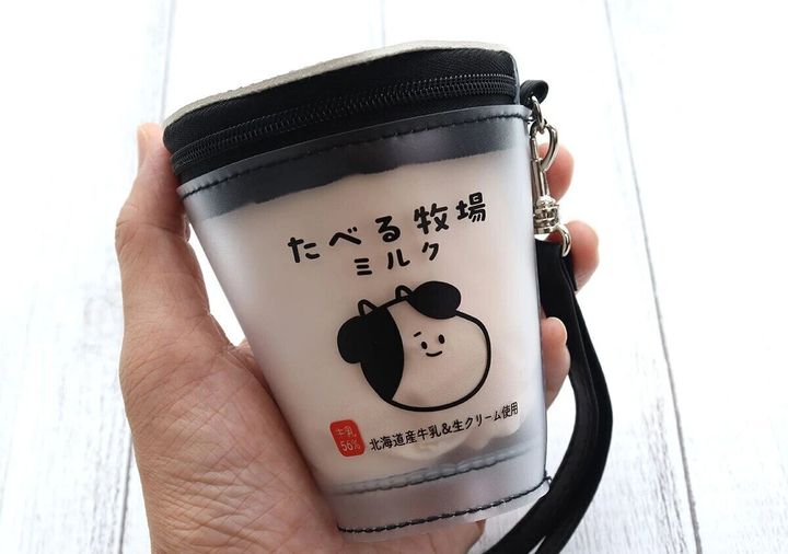 手のひらに乗せられた「たべる牧場ミルク」そっくりのカップ型ポーチ
