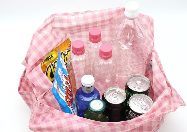 ピンクのチェック柄エコバッグにペットボトルやスナック菓子がたっぷり入っている