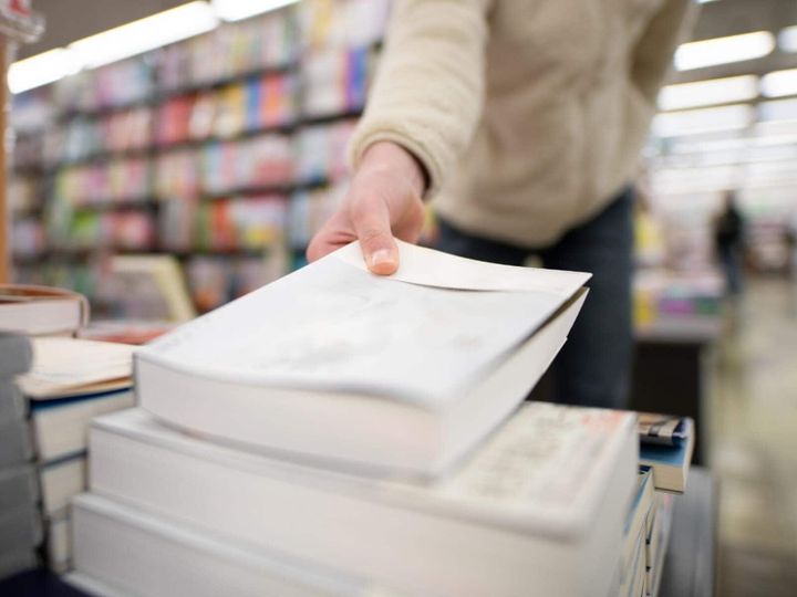All About ニュース編集部が全国250人を対象に実施した「小説に関するアンケート」の調査結果から、東野圭吾の小説で好きもしくは読んでみたい作品ランキングを発表！ 2位「白夜行」を抑えた1位は？※画像はイメージです