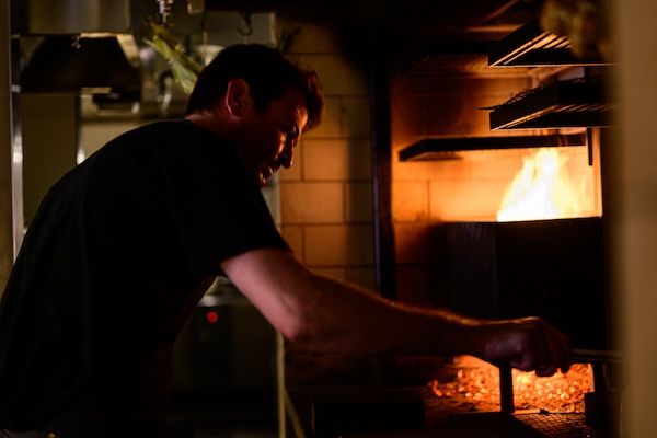 【福岡県福岡市】食材に合わせて火を選ぶ、薪火レストランSMOKE DOORの新店舗が福岡・春吉にOPEN