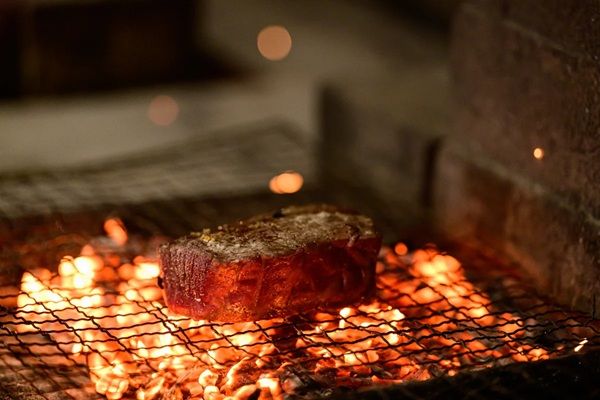 【福岡県福岡市】食材に合わせて火を選ぶ、薪火レストランSMOKE DOORの新店舗が福岡・春吉にOPEN