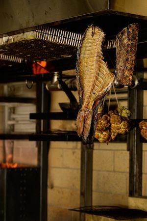 【福岡県福岡市】食材に合わせて火を選ぶ、薪火レストランSMOKE DOORの新店舗が福岡・春吉にOPEN
