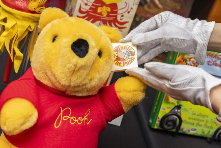 なぜ100年経った今も、プーさんは愛され続けるのか︖ （C）Disney Based on the “Winnie the Pooh” works by A.A. Milne and E.H. Shepard. width=