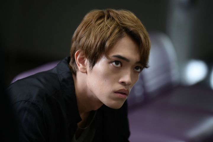 映画『シャドウワーク』原嘉孝が演じる松原幸次 （C）佐野広実／講談社 （C）2026「シャドウワーク」製作委員会 width=