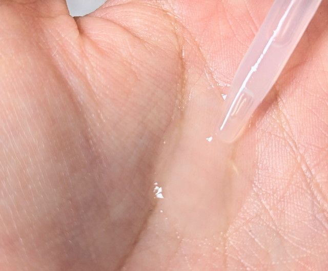 キュレル 潤浸保湿 定着保湿オイル美容液をスポイトで手のひらに出した様子