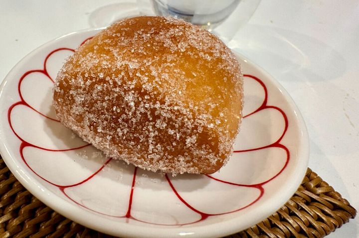 揚げた台湾マントウに砂糖をまぶしたもの