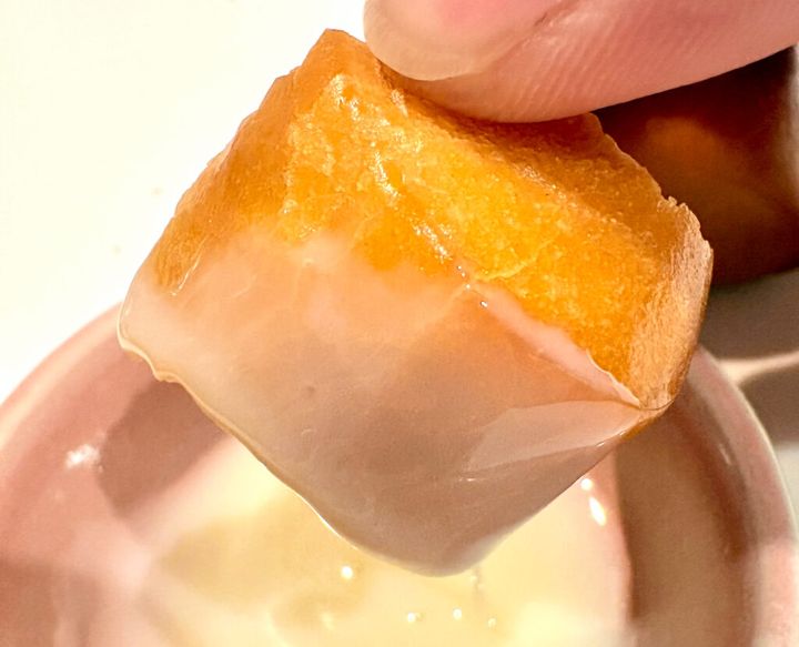 揚げた台湾マントウに練乳をつけて食べる