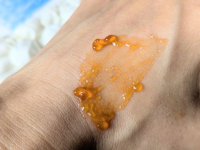 アスタリフト ホワイト ジェリー アクアリスタを手の甲に伸ばした様子