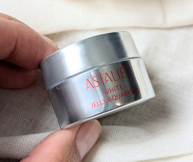 アスタリフト ホワイト ジェリー アクアリスタのミニサイズ7gを手に持った様子