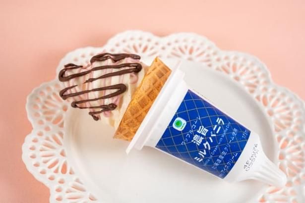 カラフルなチョコソースをたっぷりトッピングするアレンジで、ご褒美感がアップ！