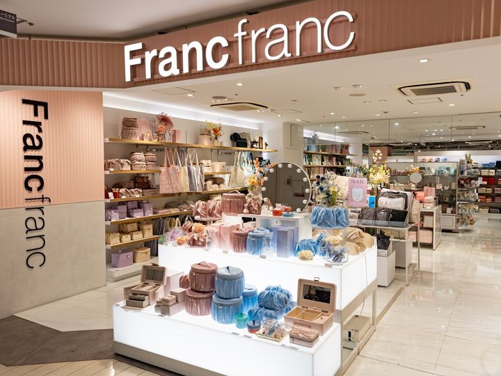 Francfranc（フランフラン）の新作ディズニーアイテムは、ミッキーマウス・ミニーマウスモチーフの全24アイテムのコレクションです。トレンドのアイボリー×ブルーカラーとツイード柄が大人可愛いと話題になっており、その魅力を紹介します。