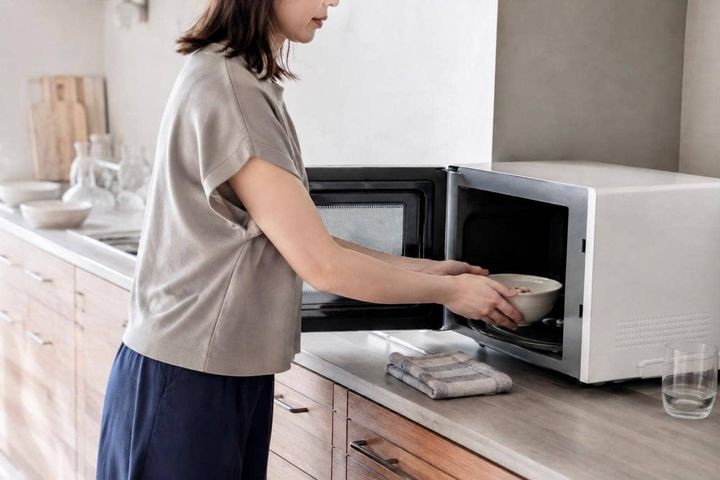電子レンジの食品、いつも真ん中に置いてない？ターンテーブル式は“外側”、フラット式は“中央”が基本