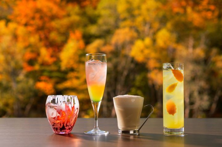 （左から）十和田サウナ「紅葉サイダー」、フレンチレストラン「Sonore」「ハウチワカエデのカクテル」、渓流テラス「カツラのミルクティー」、渓流スイートルーム「ブナの葉カクテル」