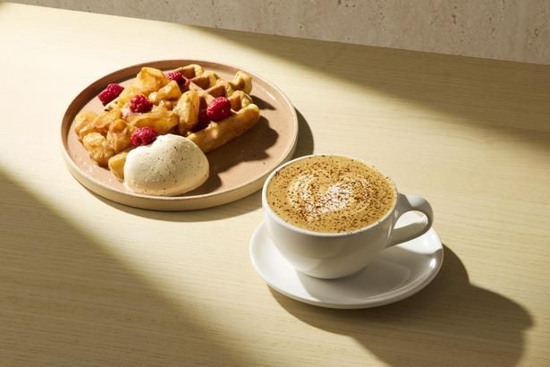ワッフルプレート 洋梨 & キャラメルクリーム(990円)とホットのミソキャラメルラテ(850円)