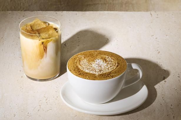 ミソキャラメルラテ(850円)はホットとアイスの2種類