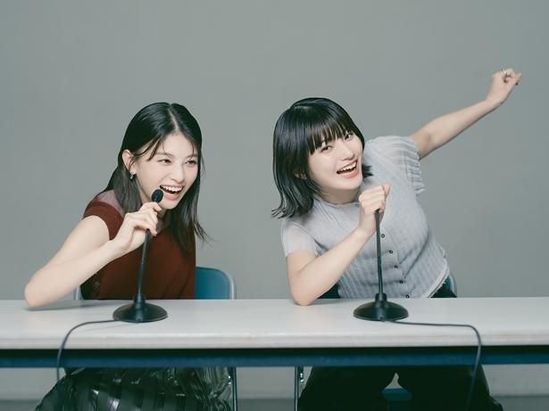 【写真を見る】和気あいあいの掛け合いを見せた『ルックバック』主演の出口夏希と蒔田彩珠の校内放送は全国618の高校で9月30日まで放送中！ 撮影/Jumpei Yamada(ブライトイデア)