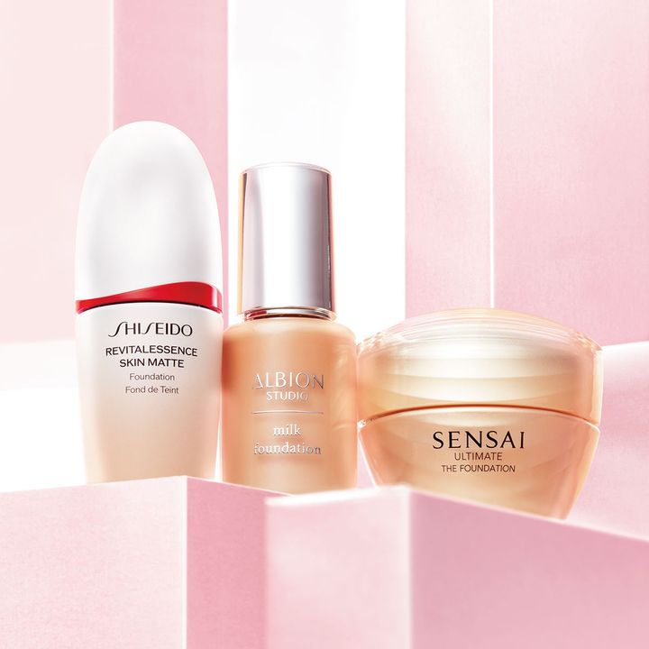 【右】センサイ UTM ザ ファンデーション 【中】アルビオン スタジオ ミルク ファンデーション 【左】SHISEIDO エッセンス スキンスムース ファンデーション