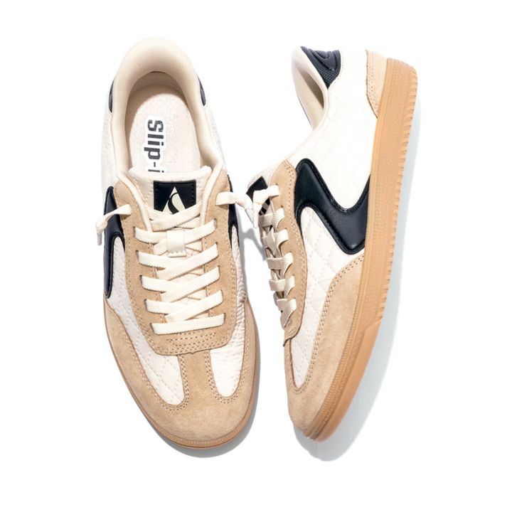 薄底 スニーカー 素材感 SKECHERS Slip-ins Cozy Fit: Hotshot-Soft Luxe キルティングのアッパーが新鮮。1万890円（スケッチャーズ／スケッチャーズ ジャパン）