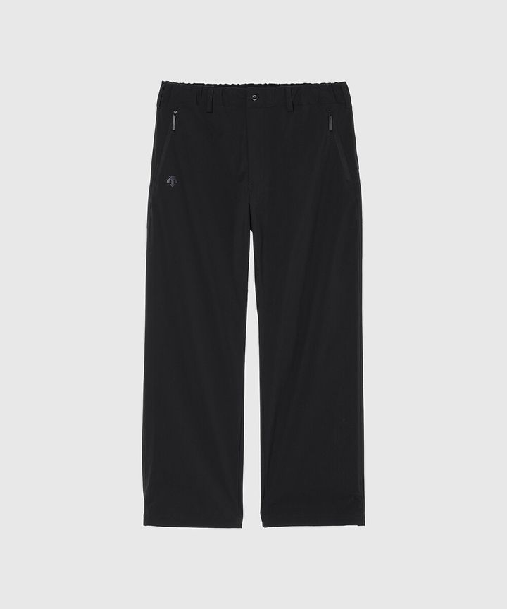 CORDURA®ナイロンの耐久性と、軽くドライタッチな着心地を組み合わせたワイドパンツ。足上げなどのアクティブな動きや、長時間の着座時における窮屈感の軽減を図っている。