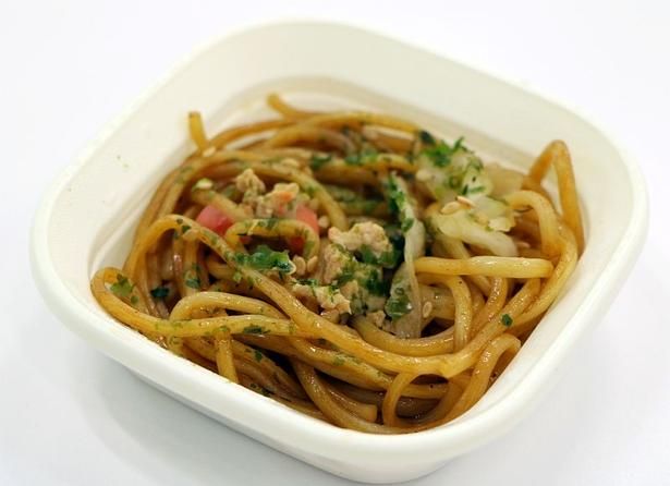 昨年50周年を迎えた「ペヤング ソースやきそば」。まるか食品は「節目の年を迎え、次の周年に向かって、このような新たな取り組みができて光栄です」とコメント(※写真は「生ペヤングソースやきそば」試食用)