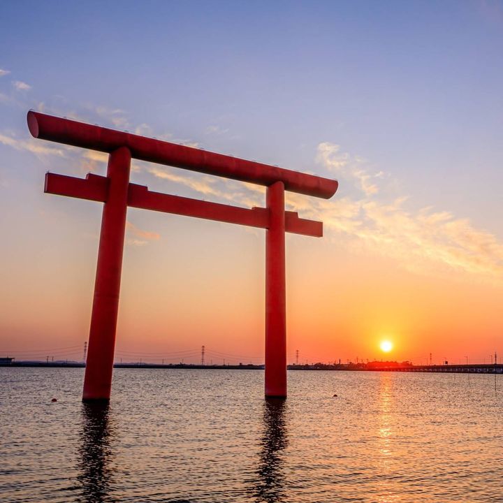 海に立つ鳥居