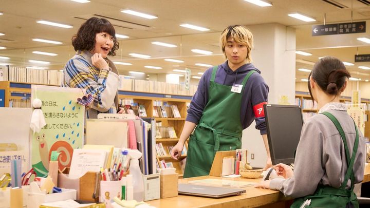 夜ドラ「税金で買った本」第12回より ©️NHK