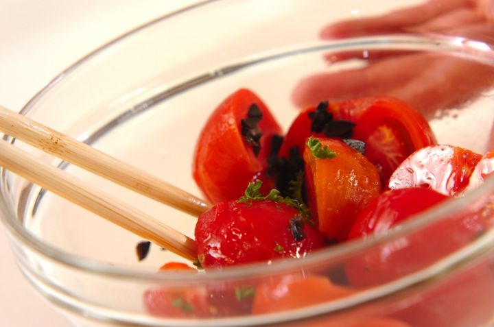 湯むきトマトとオリーブのサラダの作り方1