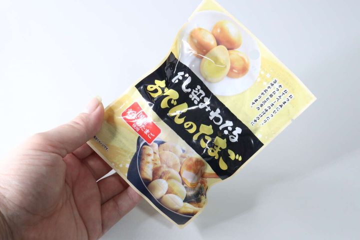 女性がダイソーおでんのたまごのパッケージを手に持つ