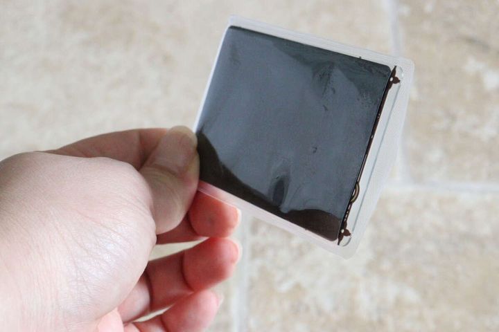 覗き見防止フィルターをセットしたカードケースを斜めから見た様子