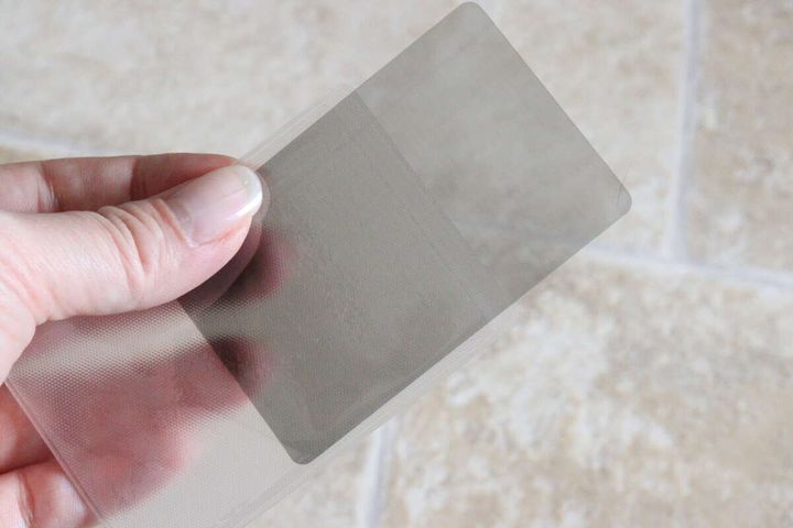カードケースに覗き見防止フィルターを半分だけ入れた状態