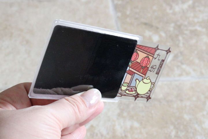 覗き見防止フィルターとカードをケースから半分出した状態