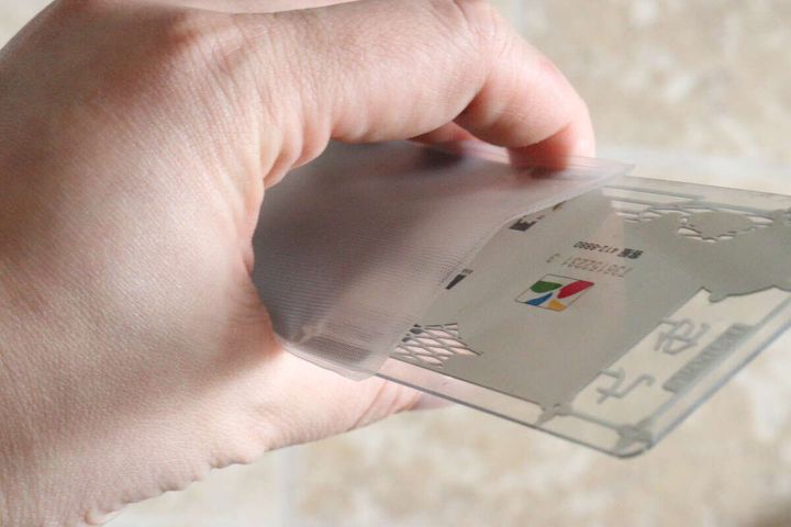 カードケースからカードをスムーズに出し入れしている手元