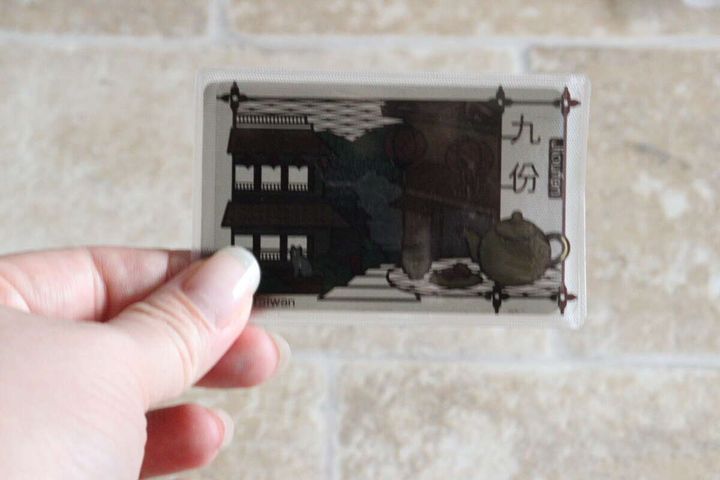 カードケースにカードを入れた状態で指で持ち、カードの絵柄が見える