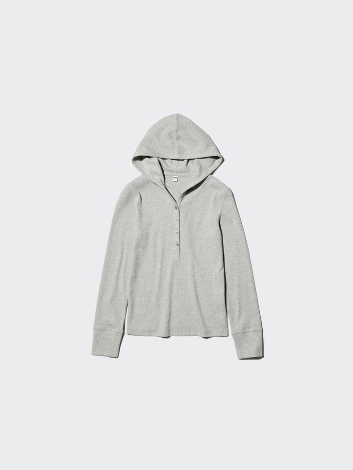グレーの長袖フーデッドリブTシャツ