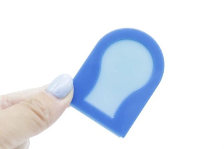 指でつまんで見せている水色のカラーヘアチョーク