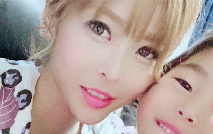 【写真・画像】「少年院卒」元レディース総長のシンママ美女（36）、2人の息子と暮らす自宅を公開「リビングに特攻服！」 1枚目
