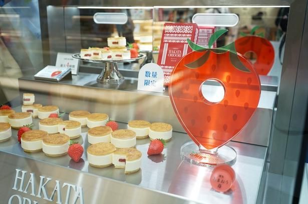 「九州いちごスポット」の店舗はこのオブジェが目印