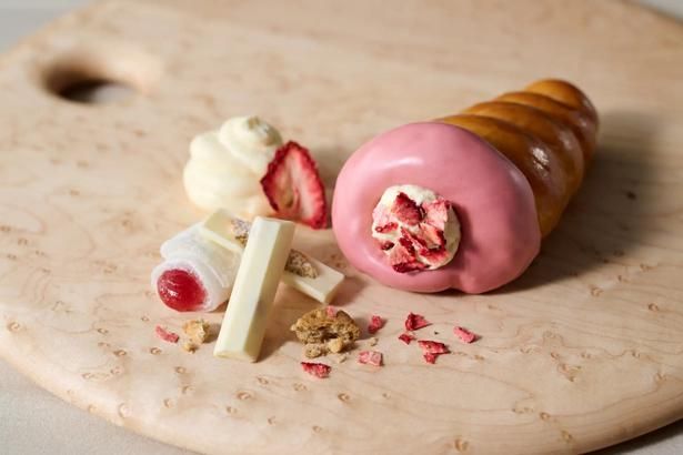 【写真】「GODIVA Bakery ゴディパン 大丸福岡天神店」限定の「コロネ(いちご大福)」