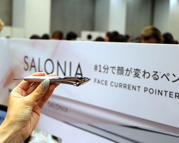 スペシャルケア的な存在だった美顔器が近年、日常に欠かせない美容アイテムへと変化しつつある。こちらは“カッサ×ポインター”で洗練フェイスを目指すSALONIAの「フェイスカレントポインター」(1万3200円)には新色のピンクが登場