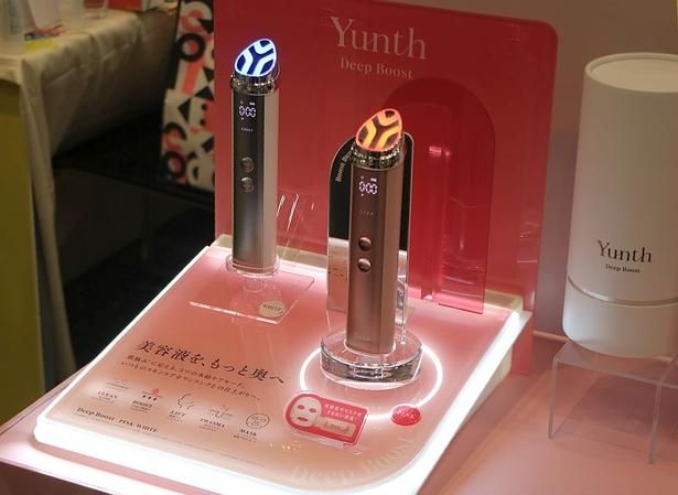美顔器ブームの今、見逃せない！Yunth初の浸透型美顔器「Deep Boost」(各3万3000円)も登場。美容液を効率よく届ける美容デバイスとなっている