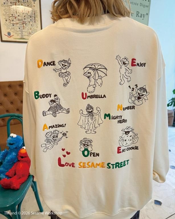  10キャラクター×9ワード、Love SESAME STREETの刺しゅう。すべての頭文字を拾うとブランド名が浮かび上がる