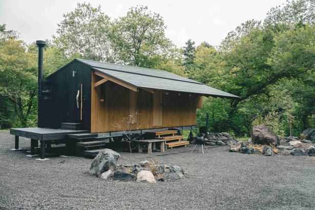「Hut」は、自分で薪を焚べて温めるサウナ体験が特徴