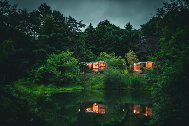 池に面して佇むEarthboatの客棟