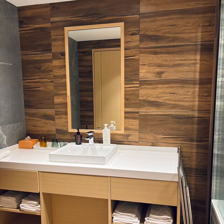 池の平ホテル新本館「デラックスバルコニー」お部屋の洗面所。広々として使いやすい。
