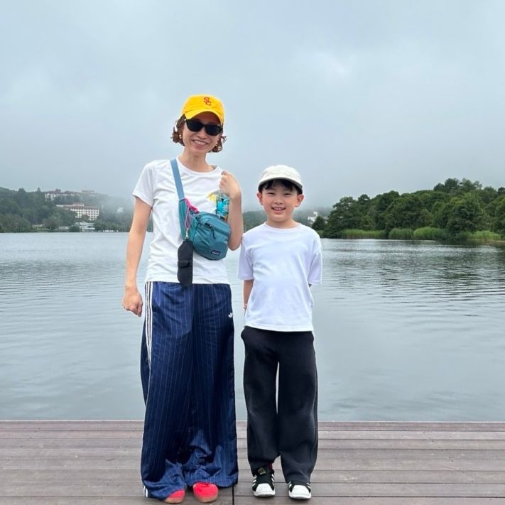 白樺湖の前で母と息子で記念撮影♪