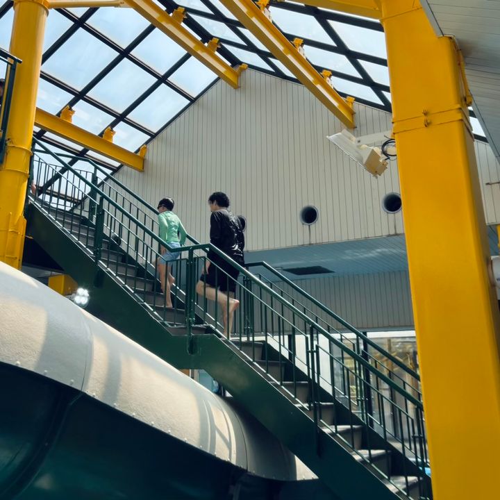 白樺湖池の平リゾートにある、池の平ファミリーランドは子どもの大好きがつまってる！インドアパークにある温泉プール。ウォータースライダーもある！