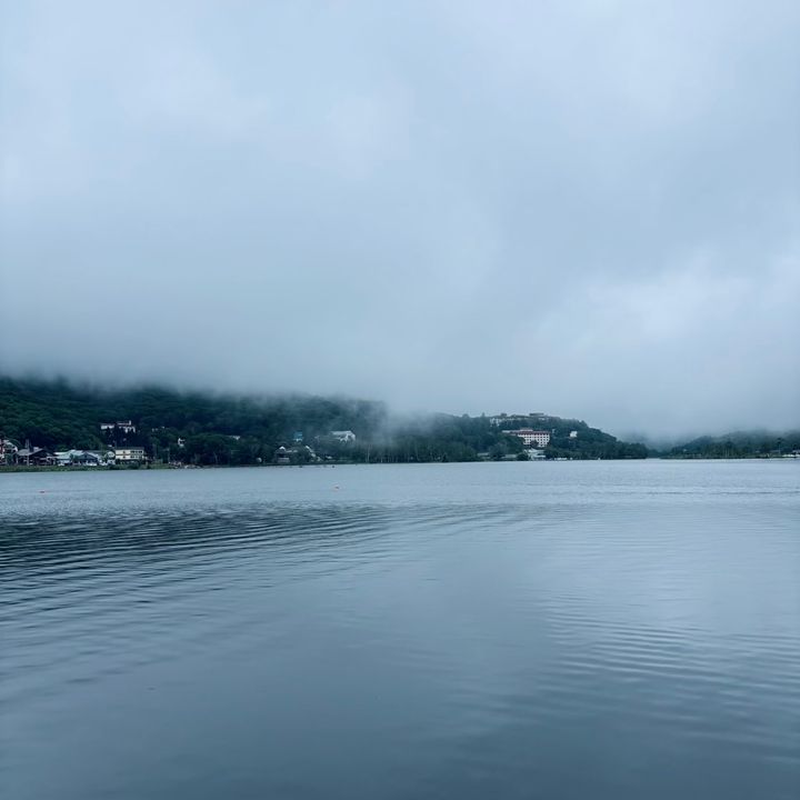 白樺湖池の平リゾートの前に広がる美しい白樺湖
