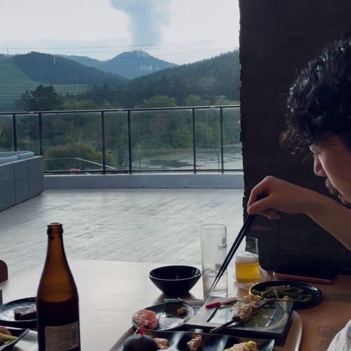 白樺湖池の平リゾート新本館での食事は子どもが大好きなビュッフェ。白樺湖を見ながら食事を楽しめる。